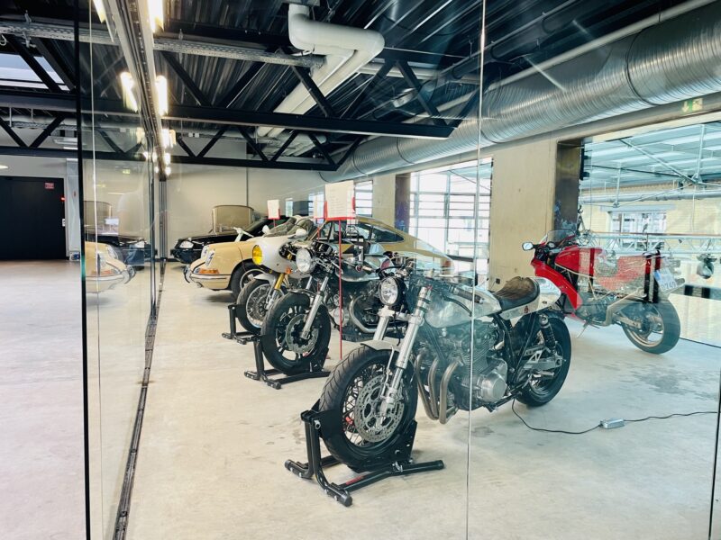 Sie suchen Einstellplätze für Ihr Auto oder Motorrad im kommenden Winter?

Bei uns können Sie Ihren Klassiker in einer geschützten und klimatisch perfekten Umgebung einstellen.

In unserem Oldtimer-Loft in der Oldtimerfabrik Classic bieten wir Glasboxen oder Einstellplätze für Ihr Fahrzeug zur Miete an.

Wir geben Ihnen gerne weitere Informationen zu freien Kapazitäten und Mietpreisen.

Vermietung Einstellflächen im Oldtimerloft

VÖLK Immobilien GmbH
89077 Ulm

Lisa Rosenberger
Telefon 0731 . 9 32 64 38
lisa.rosenberger@voelk-ulm.de